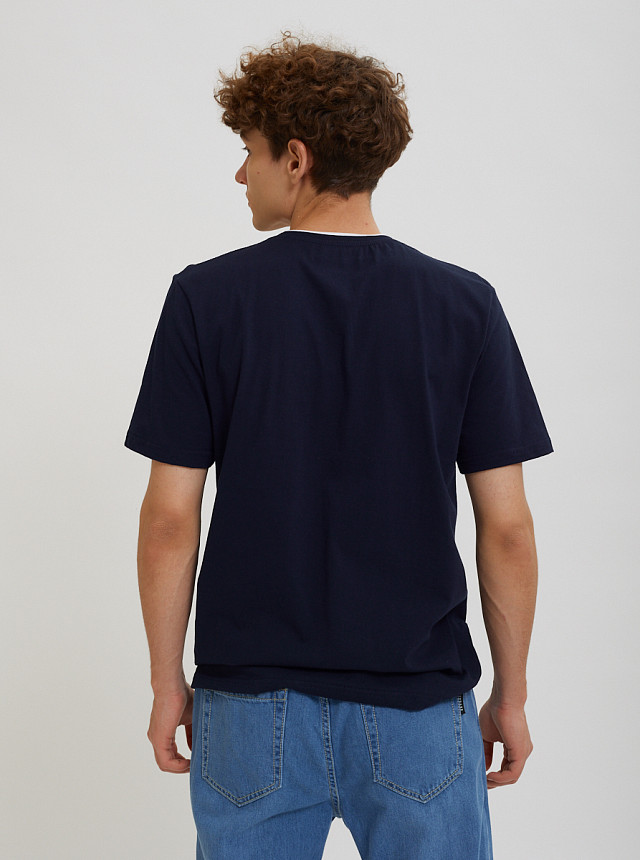 Тёмно-синяя футболка Sevenext с контрастной деталью