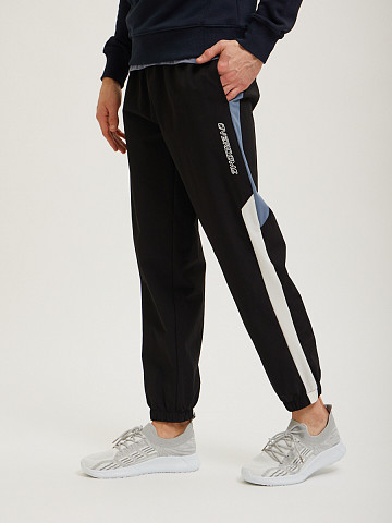 Чёрные спортивные брюки Overcome с полосами